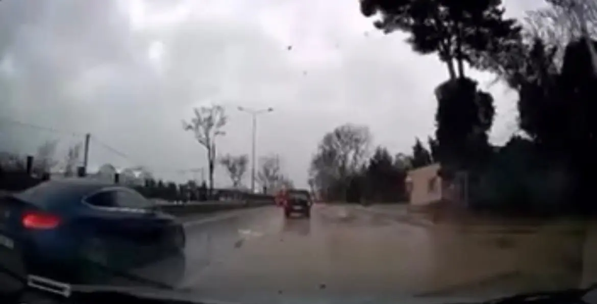 Bursa’da saatteki hızı 75 kilometreyi bulan fırtına ağaçları devirdi çatıları