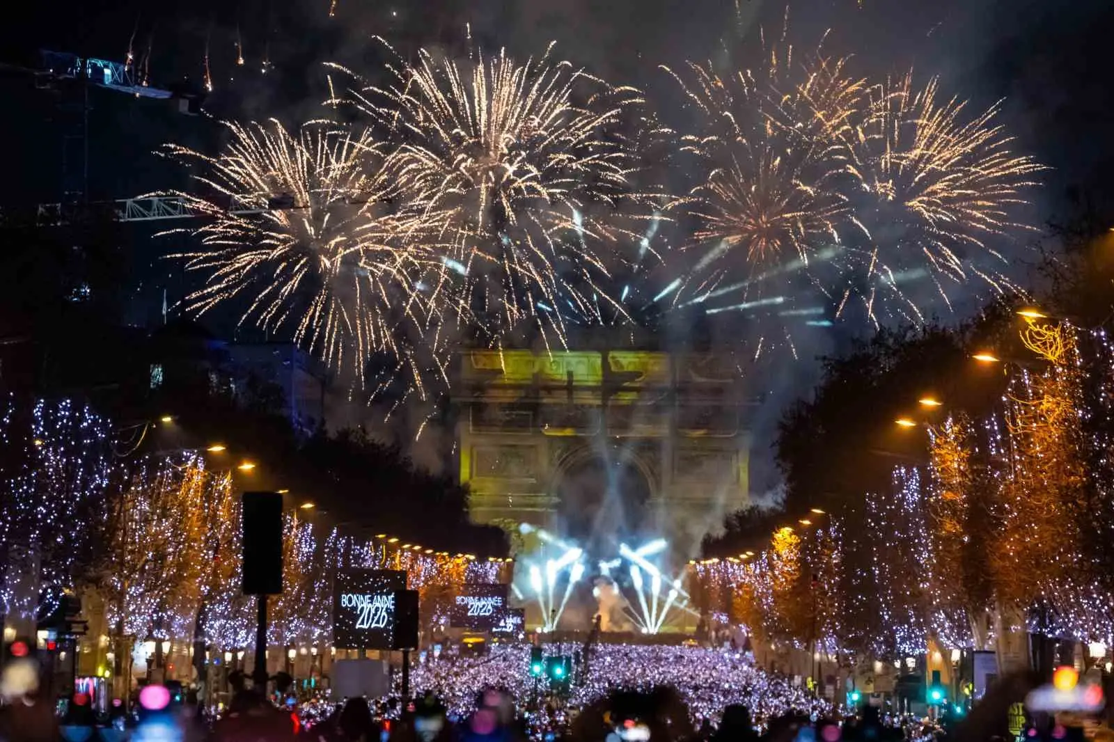 Fransa’nın başkenti Paris’te 2026 yılı ışık ve havai fişek gösterileriyle