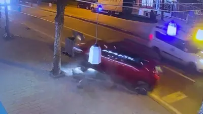 Bursa’nın İnegöl ilçesinde sürücüsünün fren yerine gaza bastığı otomobil kontrolden