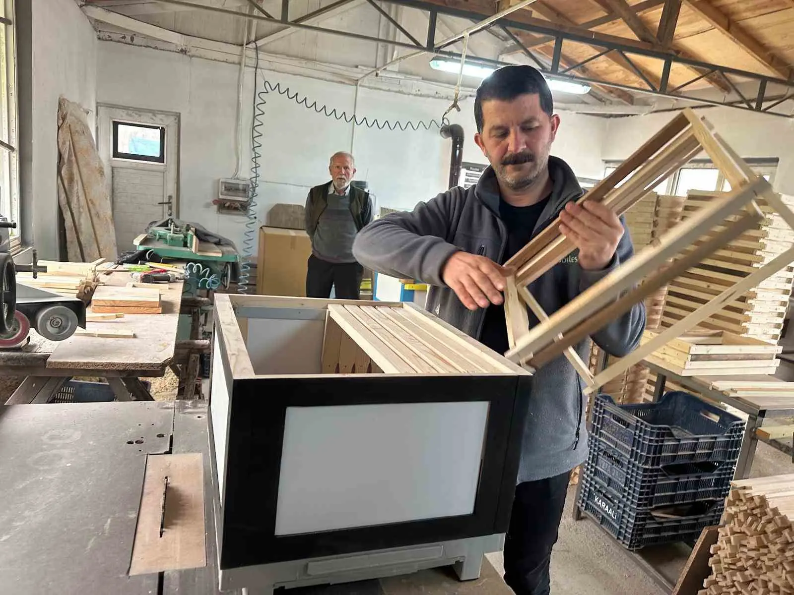 Bursa’nın İnegöl ilçesinde arıcılıkla uğraşan Hayri Soylu, arıcılardan gelen talep üzerine