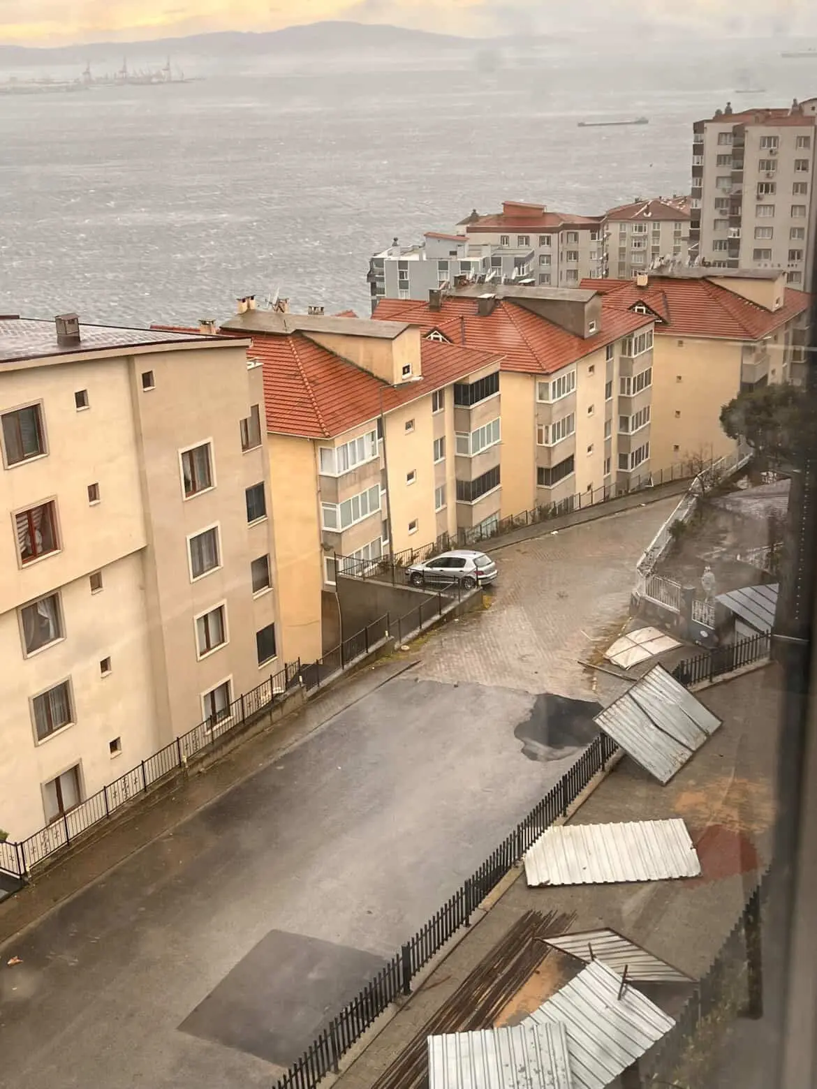 Bursa’nın Gemlik ilçesinde fırtına ve lodos sebebiyle apartmanların çatıları uçarken,