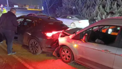 Bursa’nın İnegöl ilçesinde gizli buzlanma sebebiyle duramayan hafif ticari aracın