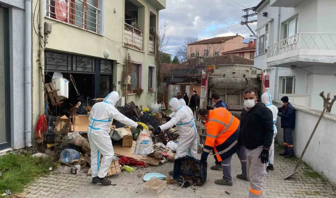 Nilüfer Belediyesi, Görükle Mahallesi’nde çöp eve dönüşen iki katlı müstakil