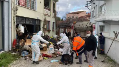 Nilüfer Belediyesi, Görükle Mahallesi’nde çöp eve dönüşen iki katlı müstakil
