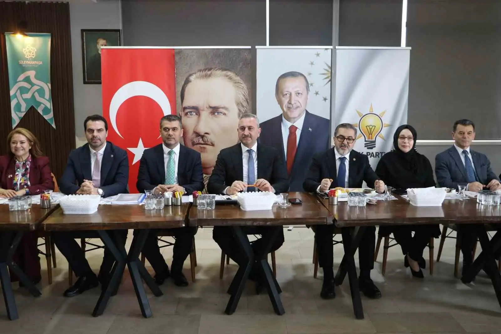 AK Parti MYK Üyesi ve TBMM Grup Başkanvekili Abdülhamit Gül,