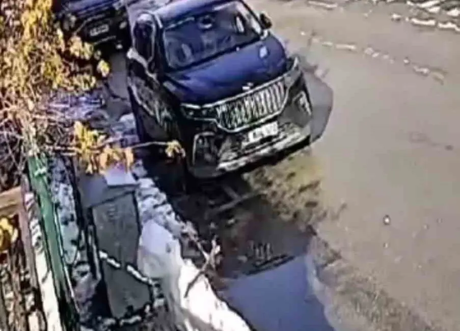 Bursa’da kar yağışının ardından kaldırım üzerinde duran kardan adam, güneşin