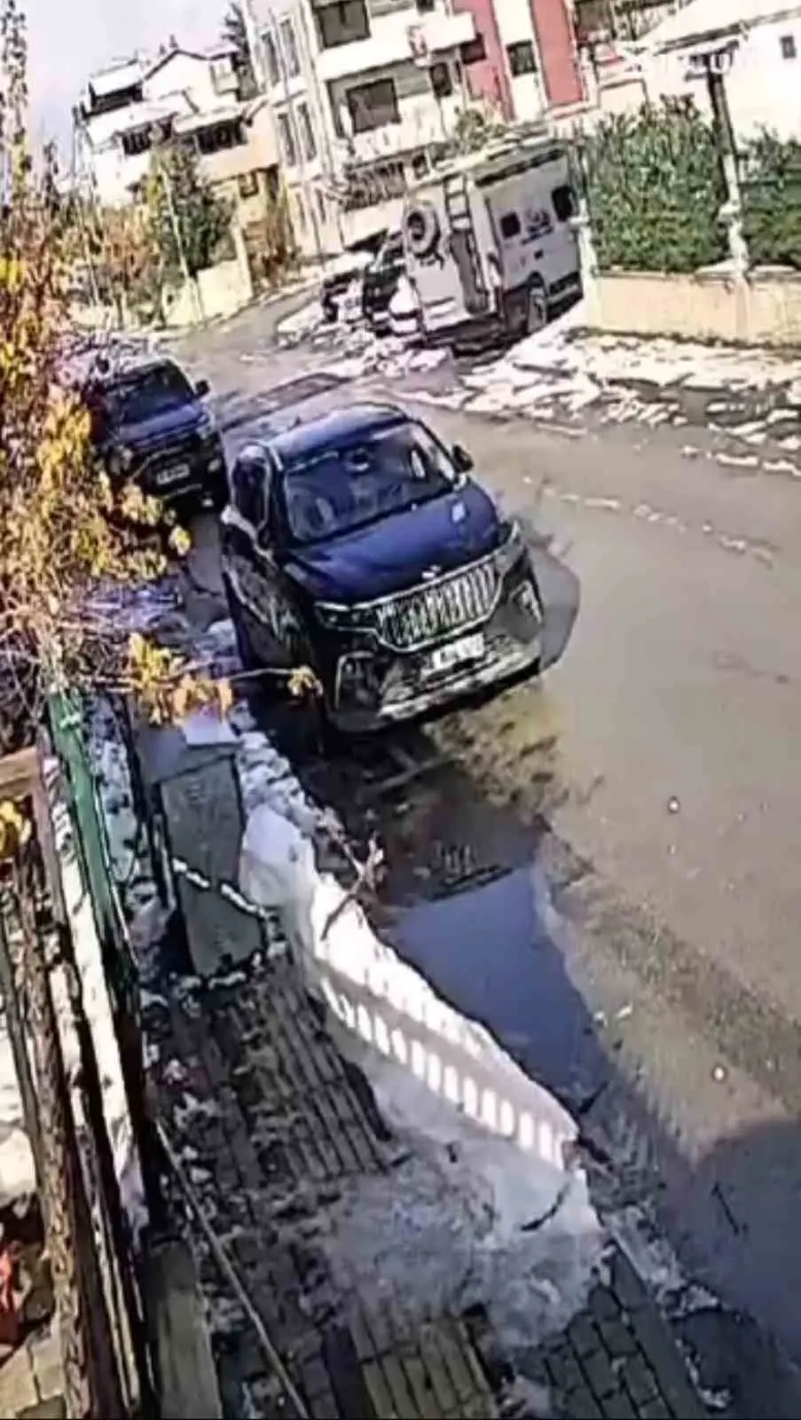 Bursa’da kar yağışının ardından kaldırım üzerinde duran kardan adam, güneşin