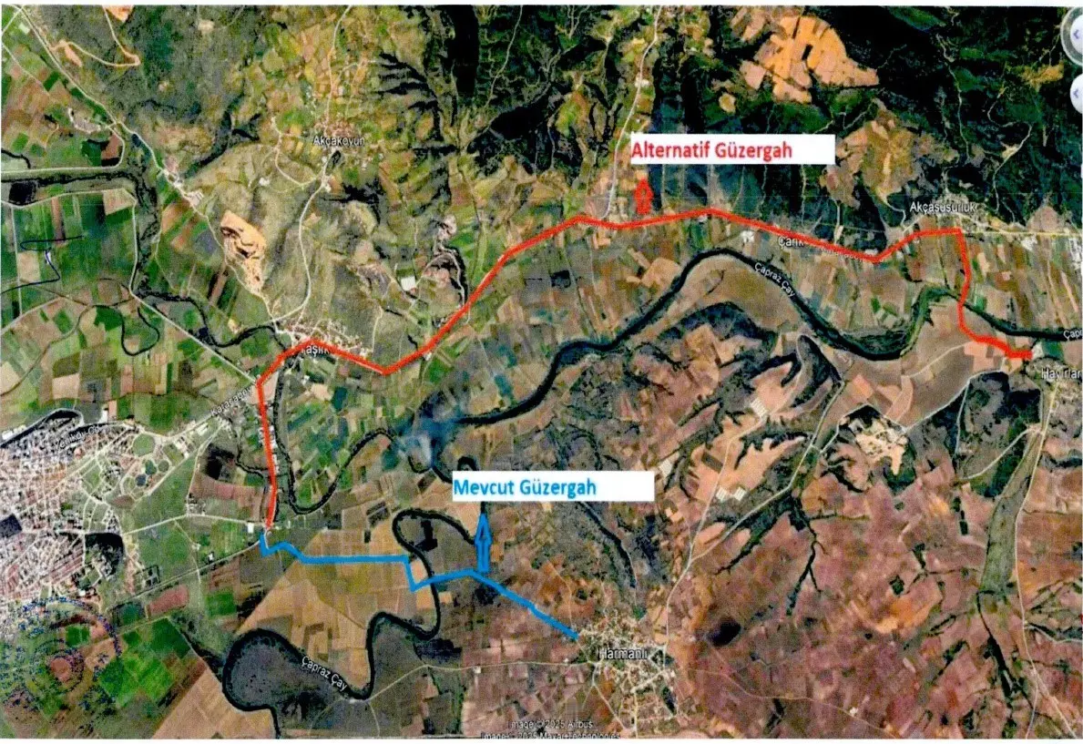 Bursa’nın Karacabey ilçesinde hasar gören ve her araç geçtiğinde beşik