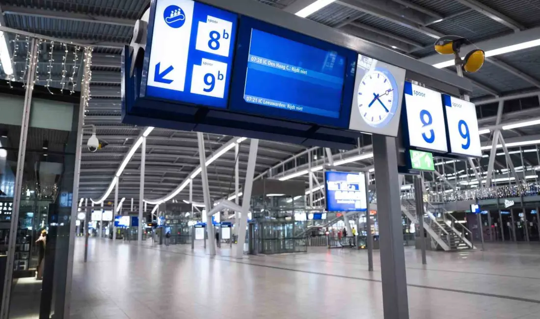 Hollanda’da etkisini sürdüren kar yağışı ve olumsuz hava şartları nedeniyle