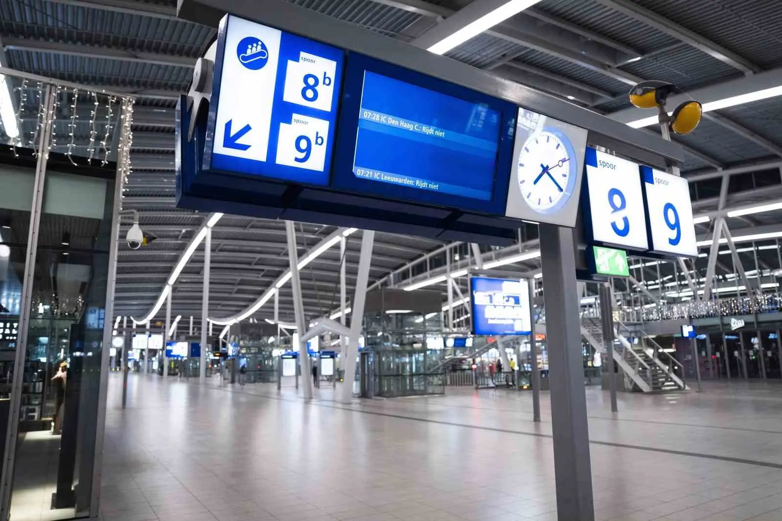 Hollanda’da etkisini sürdüren kar yağışı ve olumsuz hava şartları nedeniyle