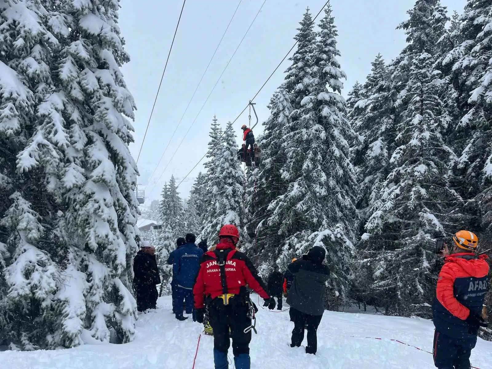 İçişleri Bakanı Ali Yerlikaya, Uludağ’da telesiyejde mahsur kalan 51 tatilcinin