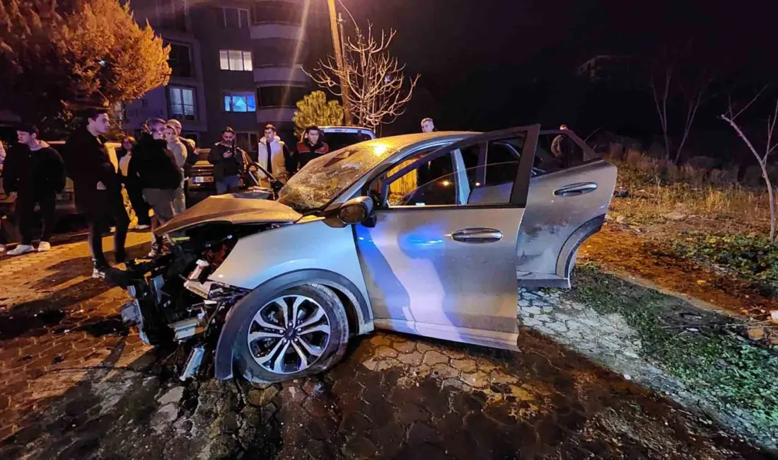 Bursa Mustafakemalpaşa’da iki otomobilin kafa kafaya çarpıştığı kazada 3 kişi