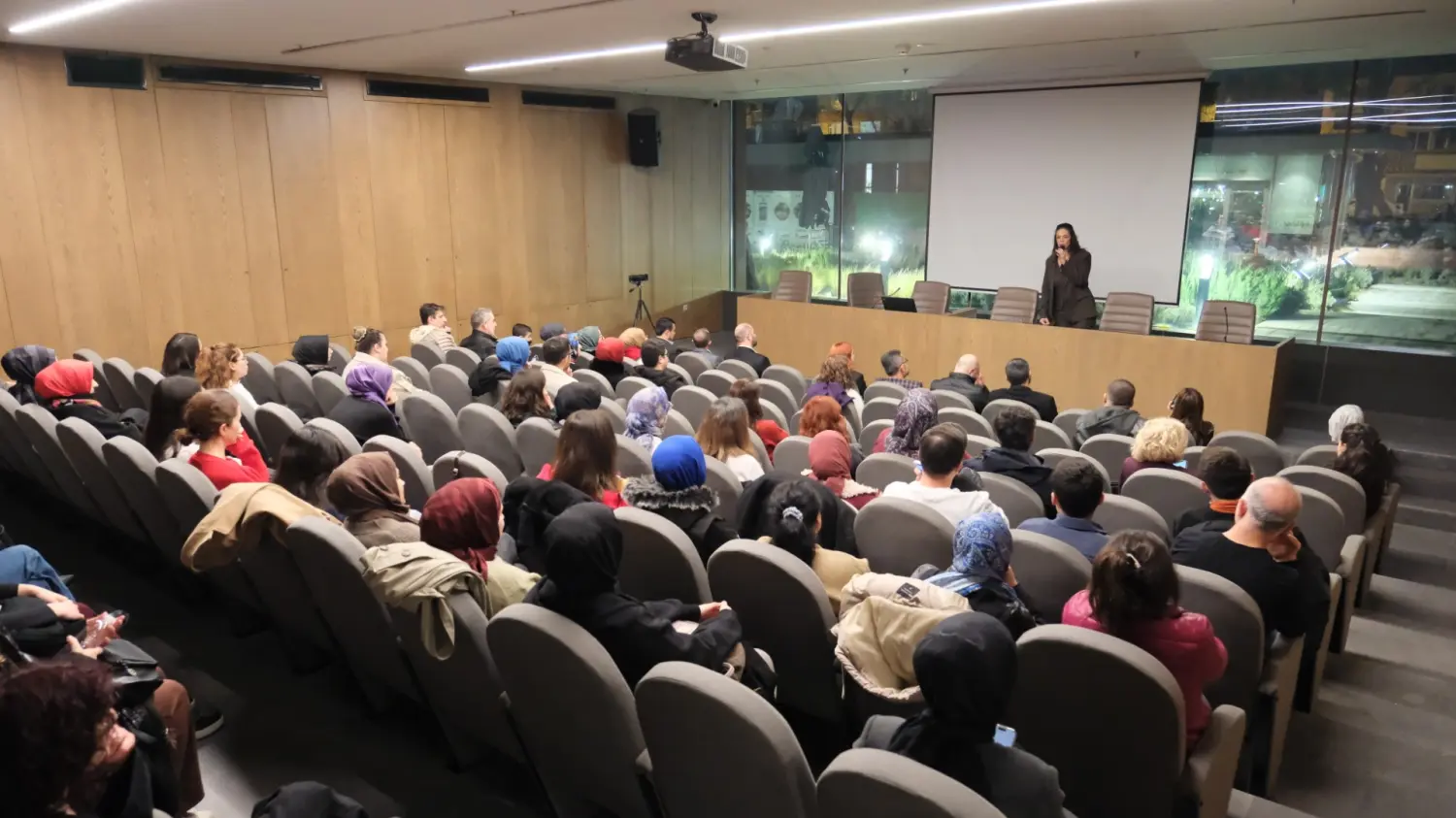 İnegöl Belediyesi, Otizmli Araştırmacı Yazar Espina Hande Ayas’ın konuşmacı olarak