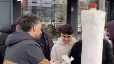 Bursa’nın İnegöl ilçesinde bir döner ustası, kar yağışını fırsata çevirerek