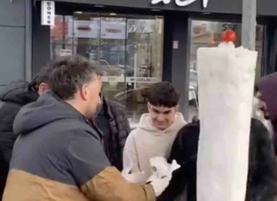 Bursa’nın İnegöl ilçesinde bir döner ustası, kar yağışını fırsata çevirerek