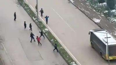 Bursa’nın İnegöl ilçesinde çocukların özel halk otobüslerine kar topu atması