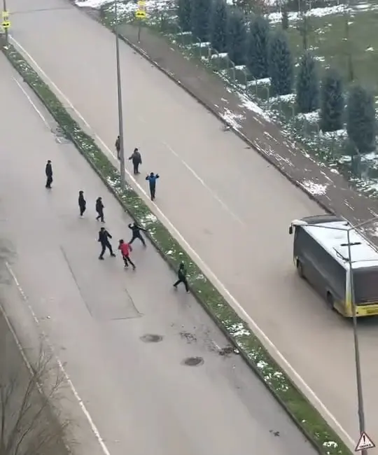 Bursa’nın İnegöl ilçesinde çocukların özel halk otobüslerine kar topu atması