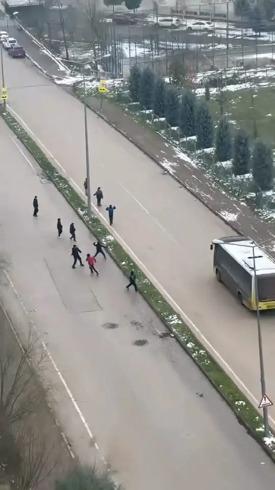 Bursa’nın İnegöl ilçesinde çocukların özel halk otobüslerine kar topu atması