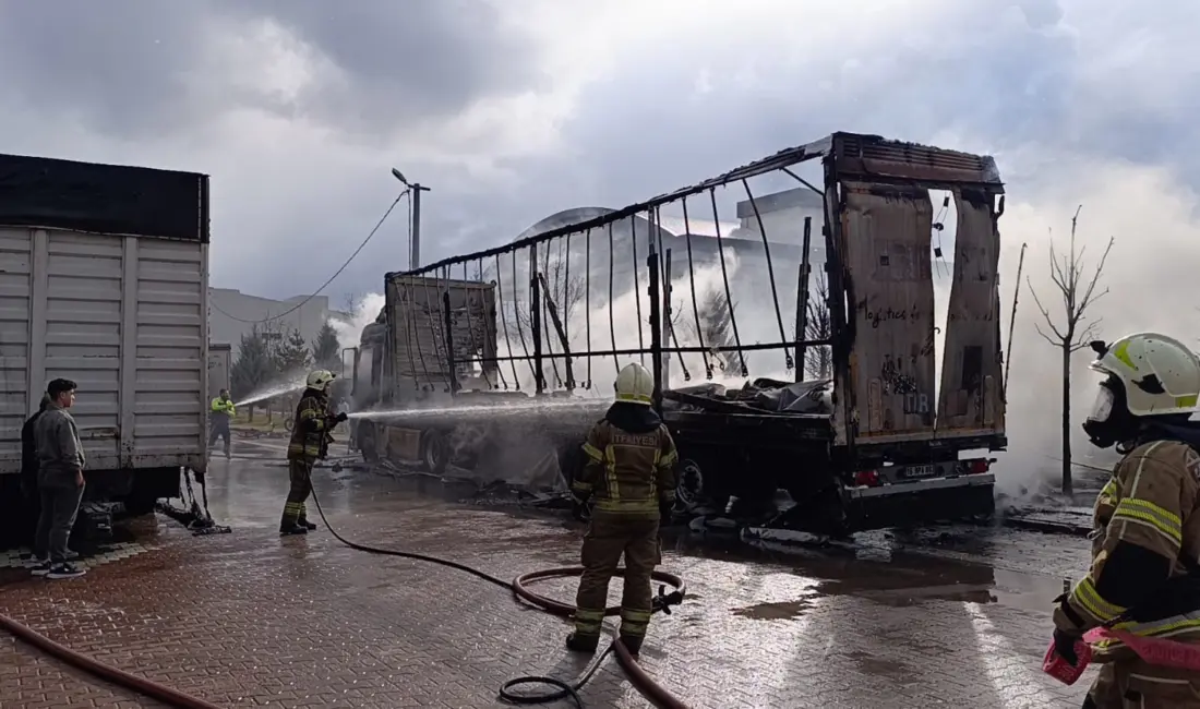 Bursa’nın İnegöl ilçesinde park halindeki sünger yüklü tır dorsesinde çıkan