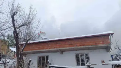Bursa’nın İnegöl ilçesinde bulunan tek katlı evin çatısında yangın çıktı.