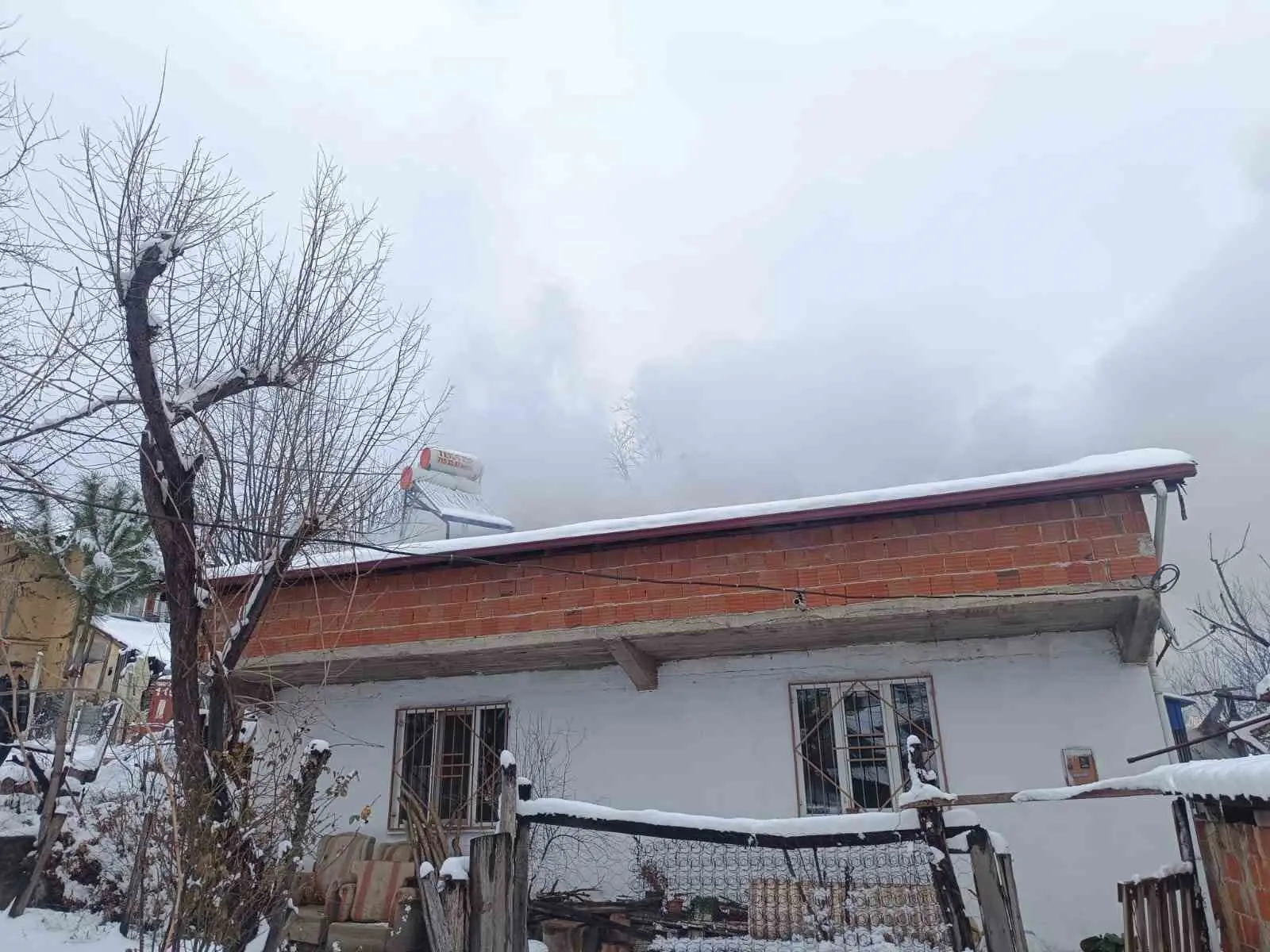 Bursa’nın İnegöl ilçesinde bulunan tek katlı evin çatısında yangın çıktı.