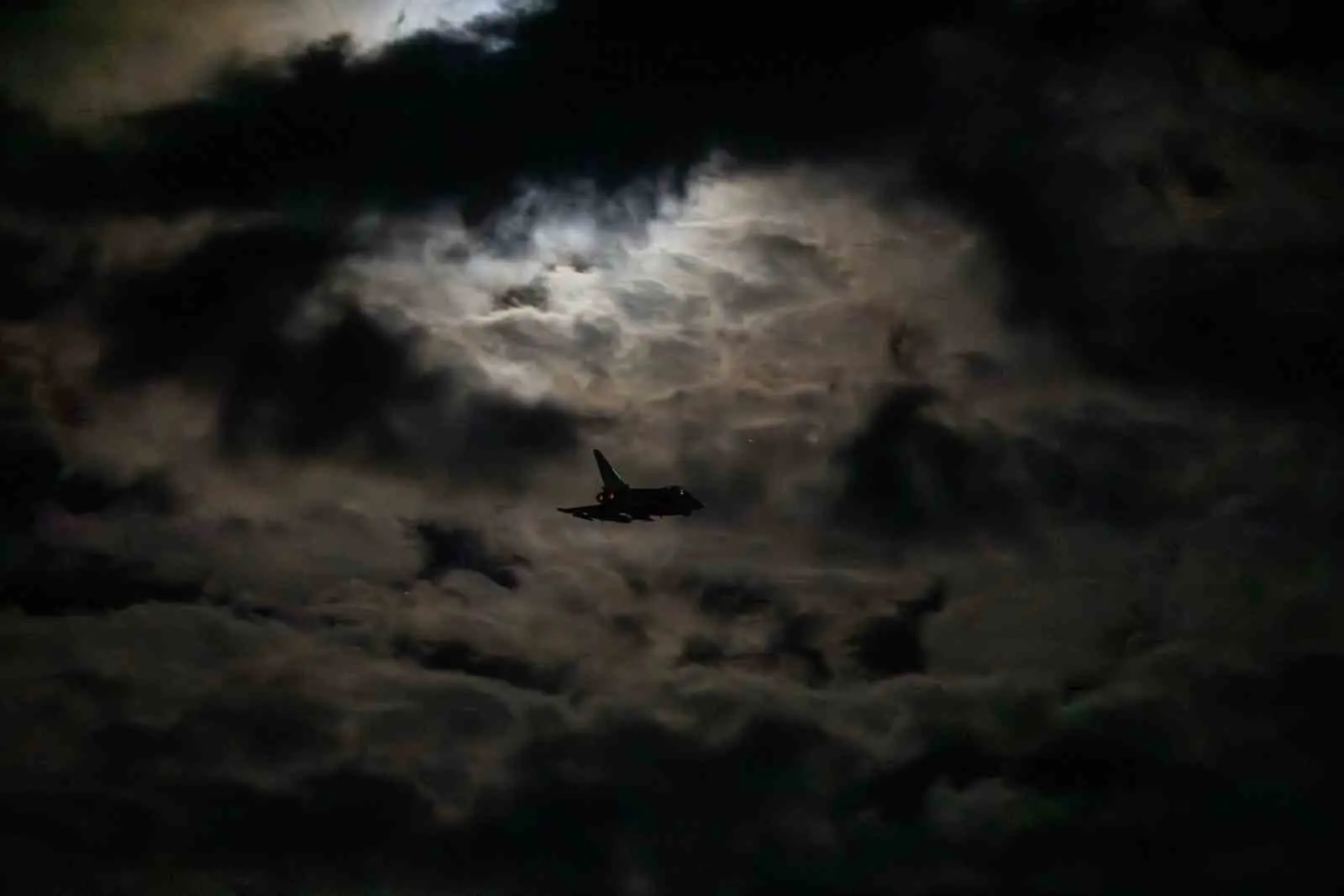 İngiltere ve Fransa hava kuvvetleri, Suriye’nin Palmira şehrinde “daha önce