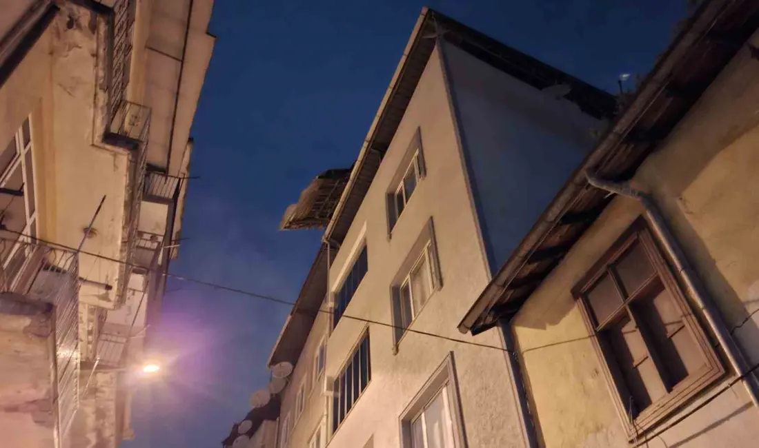 Bursa’da etkili olan lodos, önüne neyi kattıysa yıkıp geçiyor. 5