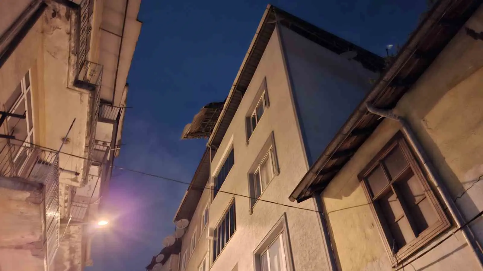 Bursa’da etkili olan lodos, önüne neyi kattıysa yıkıp geçiyor. 5