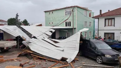 Bursa’nın İznik ilçesinde şiddetli fırtına nedeniyle bir evin çatısı uçtu.