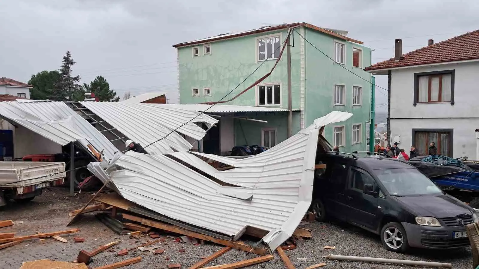 Bursa’nın İznik ilçesinde şiddetli fırtına nedeniyle bir evin çatısı uçtu.