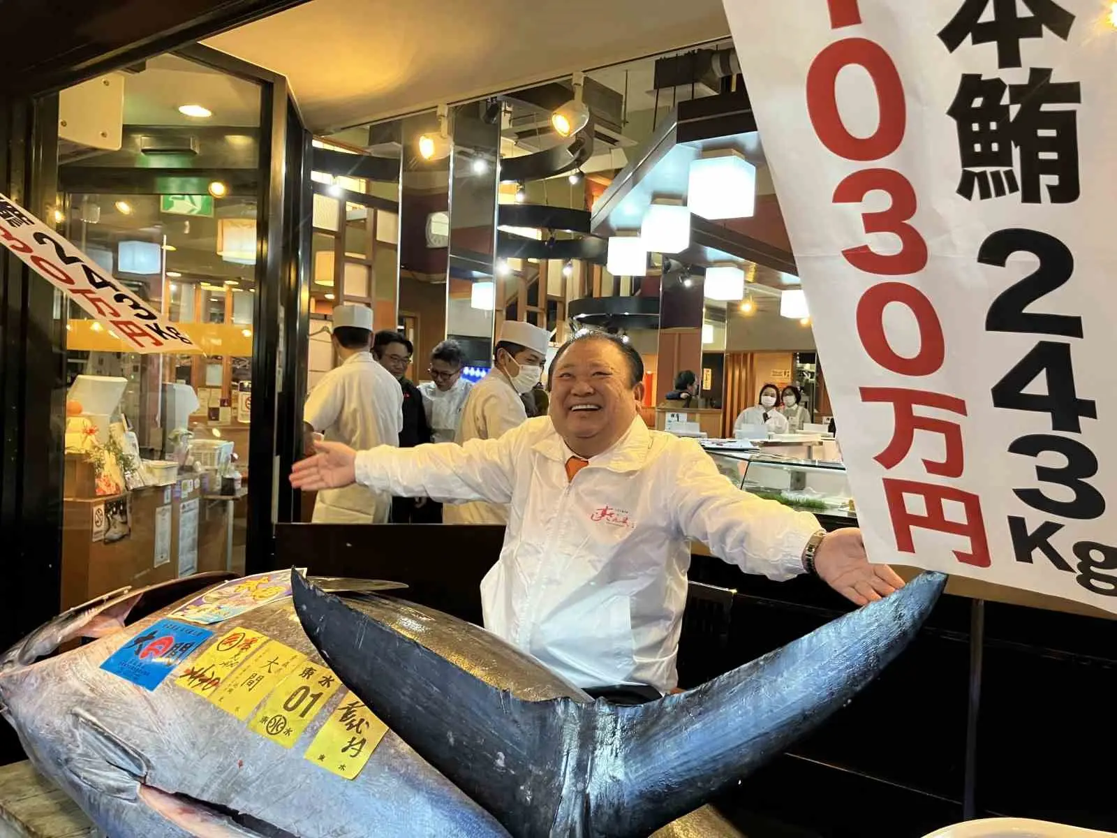 Japonya’daki Toyosu Balık Hali’nde düzenlenen geleneksel yeni yıl mezatında 243