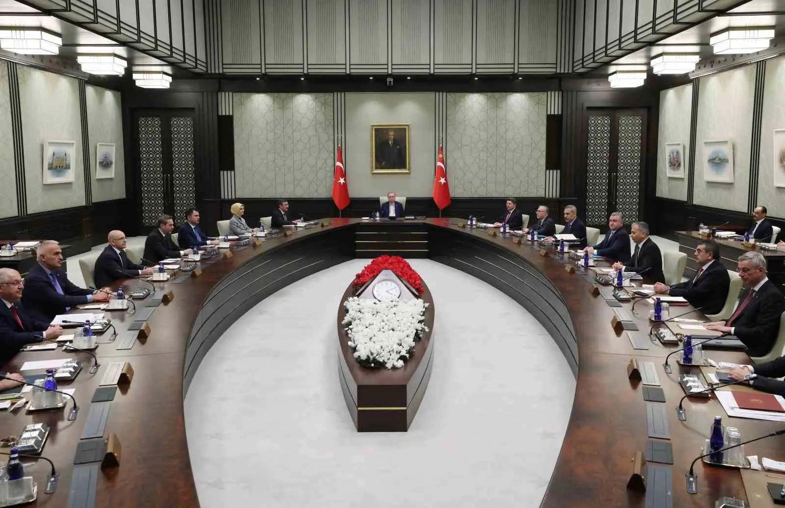 Kabine Toplantısı, Cumhurbaşkanı Recep Tayyip Erdoğan başkanlığında Beştepe’de başladı.