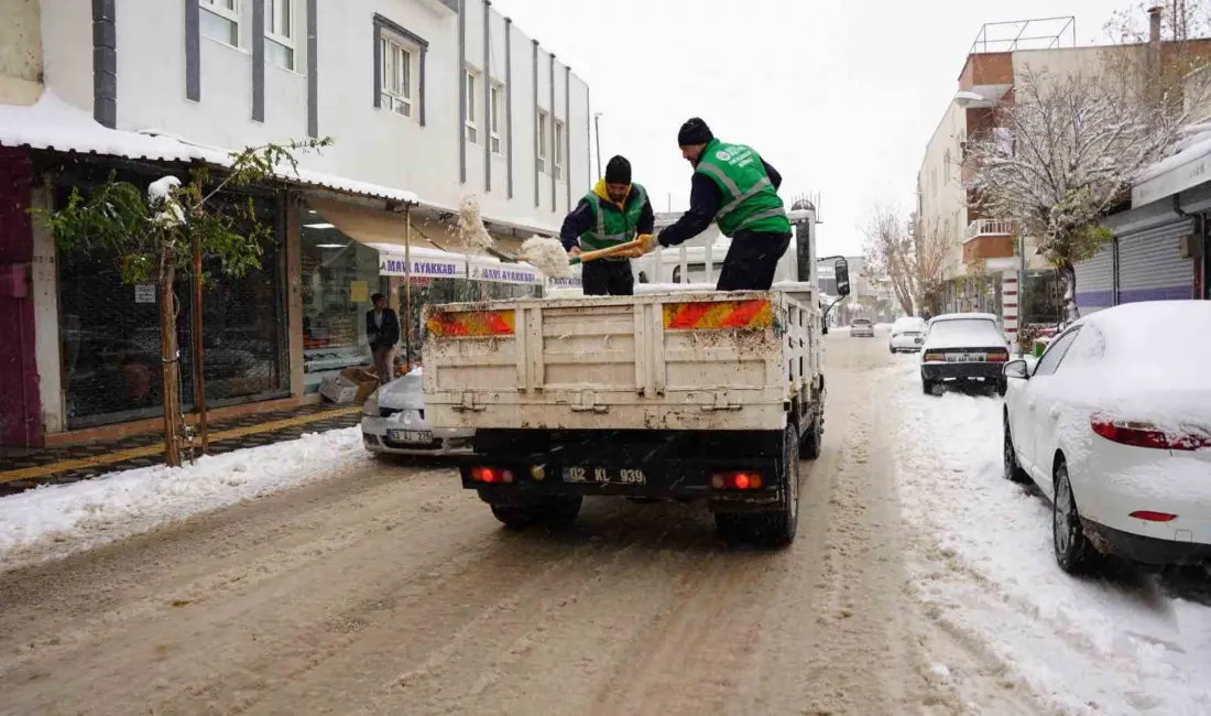 Adıyaman’ın Kahta ilçesinde etkili olan yoğun kar yağışı nedeniyle, vatandaşların