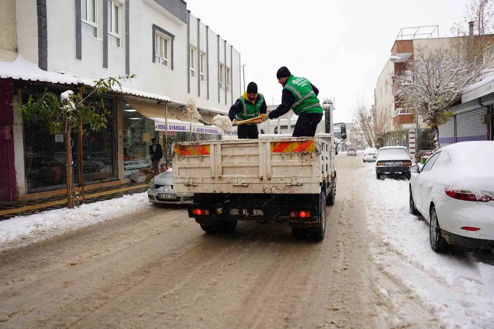 Adıyaman’ın Kahta ilçesinde etkili olan yoğun kar yağışı nedeniyle, vatandaşların
