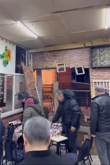 Bursa’da bir kahvehanede oyun oynayan vatandaşlar, duvarlar yıkılmaya başlayana kadar