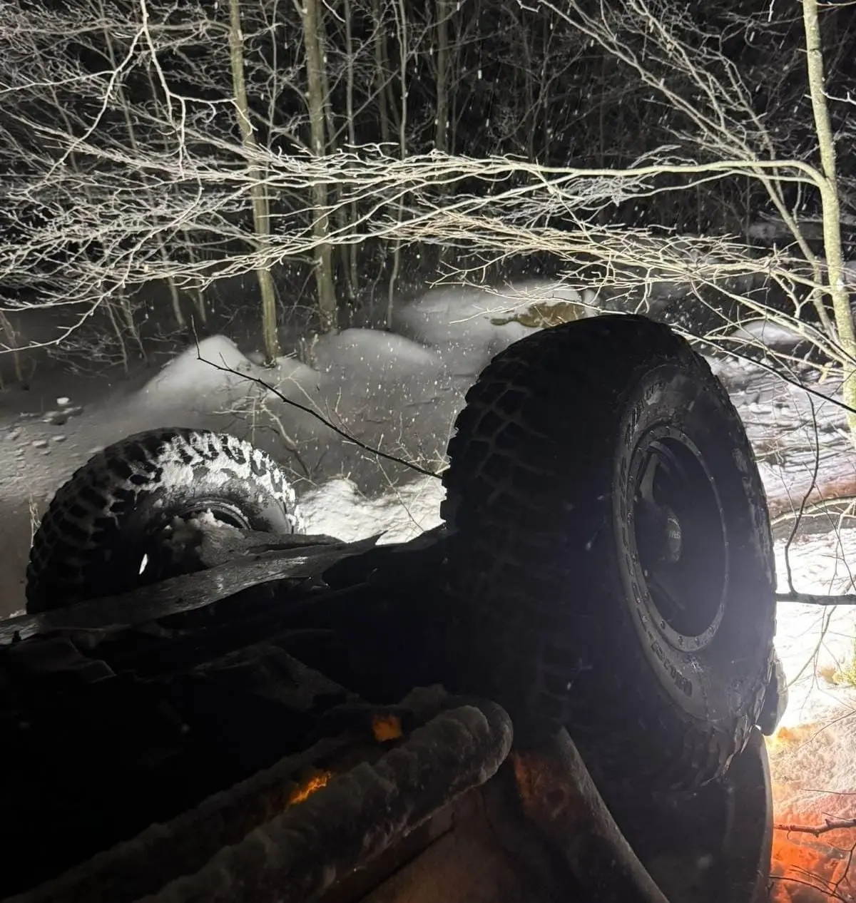 Bursa’nın İnegöl ilçesinde kar yağışı nedeniyle kontrolden çıkan cipin uçuruma