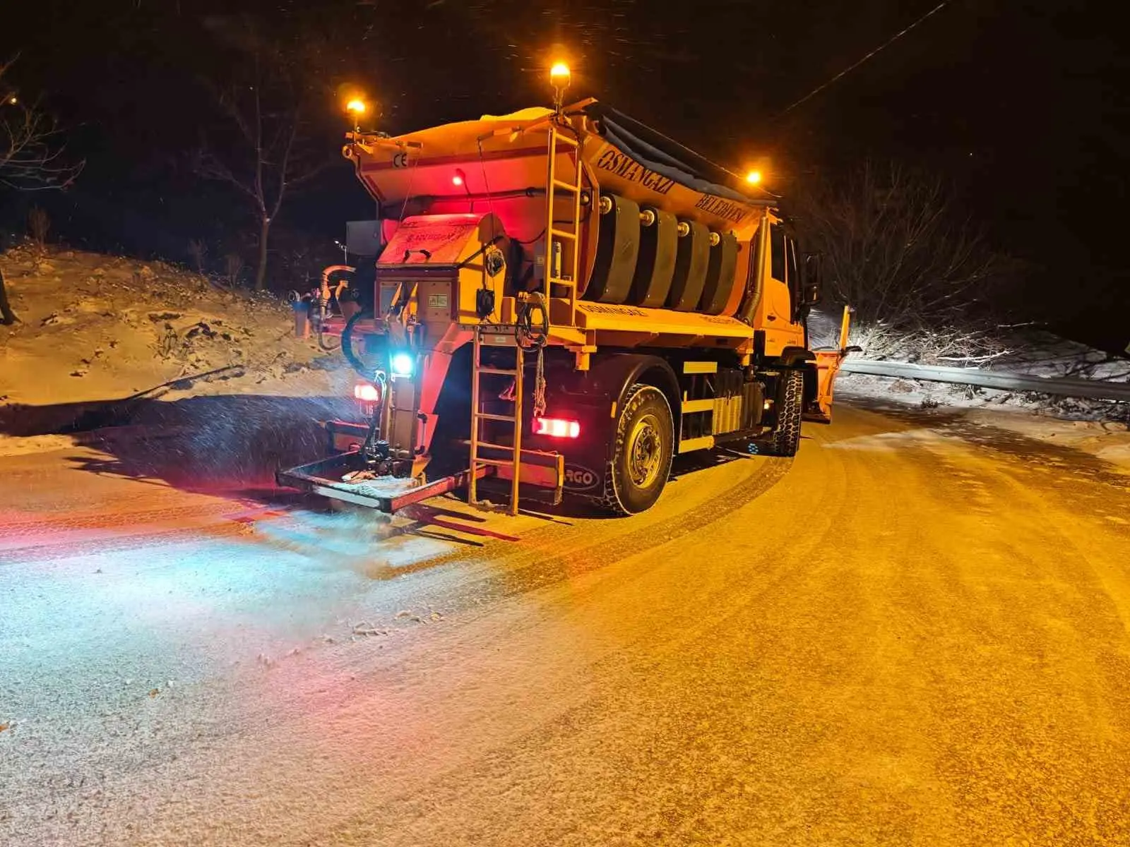 Osmangazi Belediyesi, kar yağışıyla birlikte kent genelinde ve kırsal mahallelerde