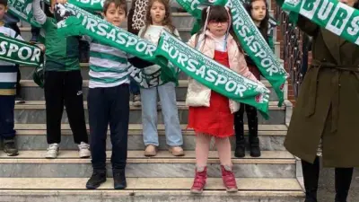Bursa’da ilkokul öğrencileri karne sevincini Bursaspor coşkusuyla taçlandırdı. Tophane İlkokulu