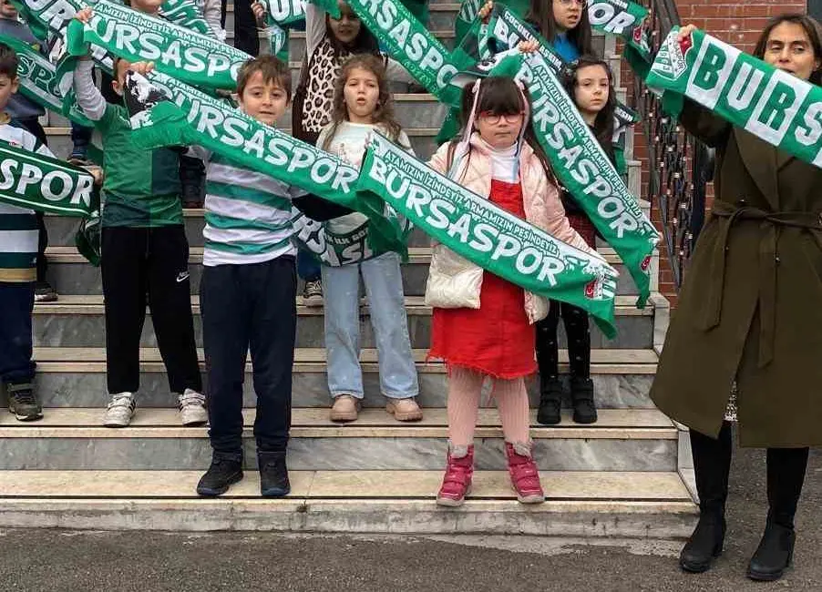 Bursa’da ilkokul öğrencileri karne sevincini Bursaspor coşkusuyla taçlandırdı. Tophane İlkokulu
