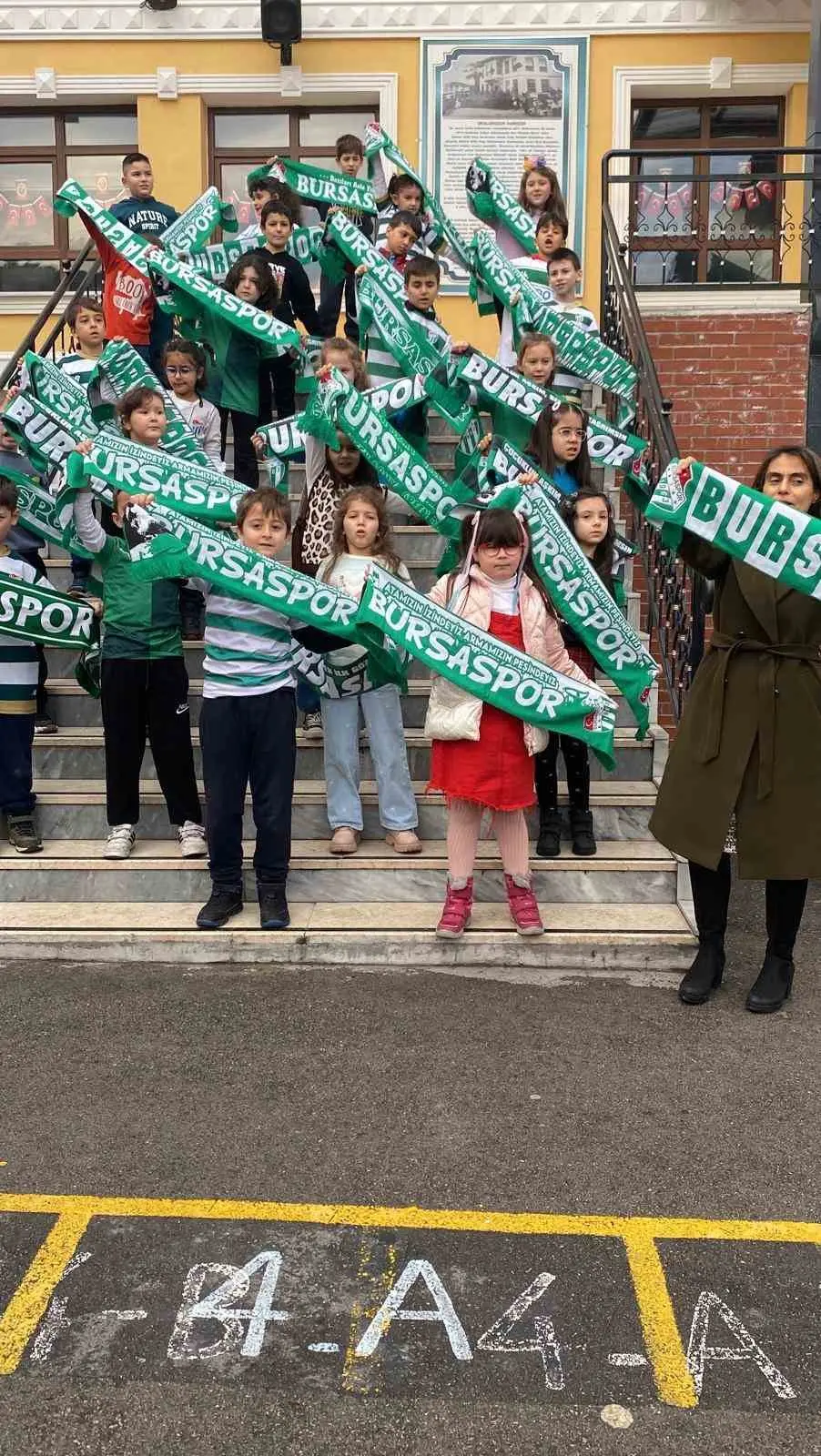 Bursa’da ilkokul öğrencileri karne sevincini Bursaspor coşkusuyla taçlandırdı. Tophane İlkokulu