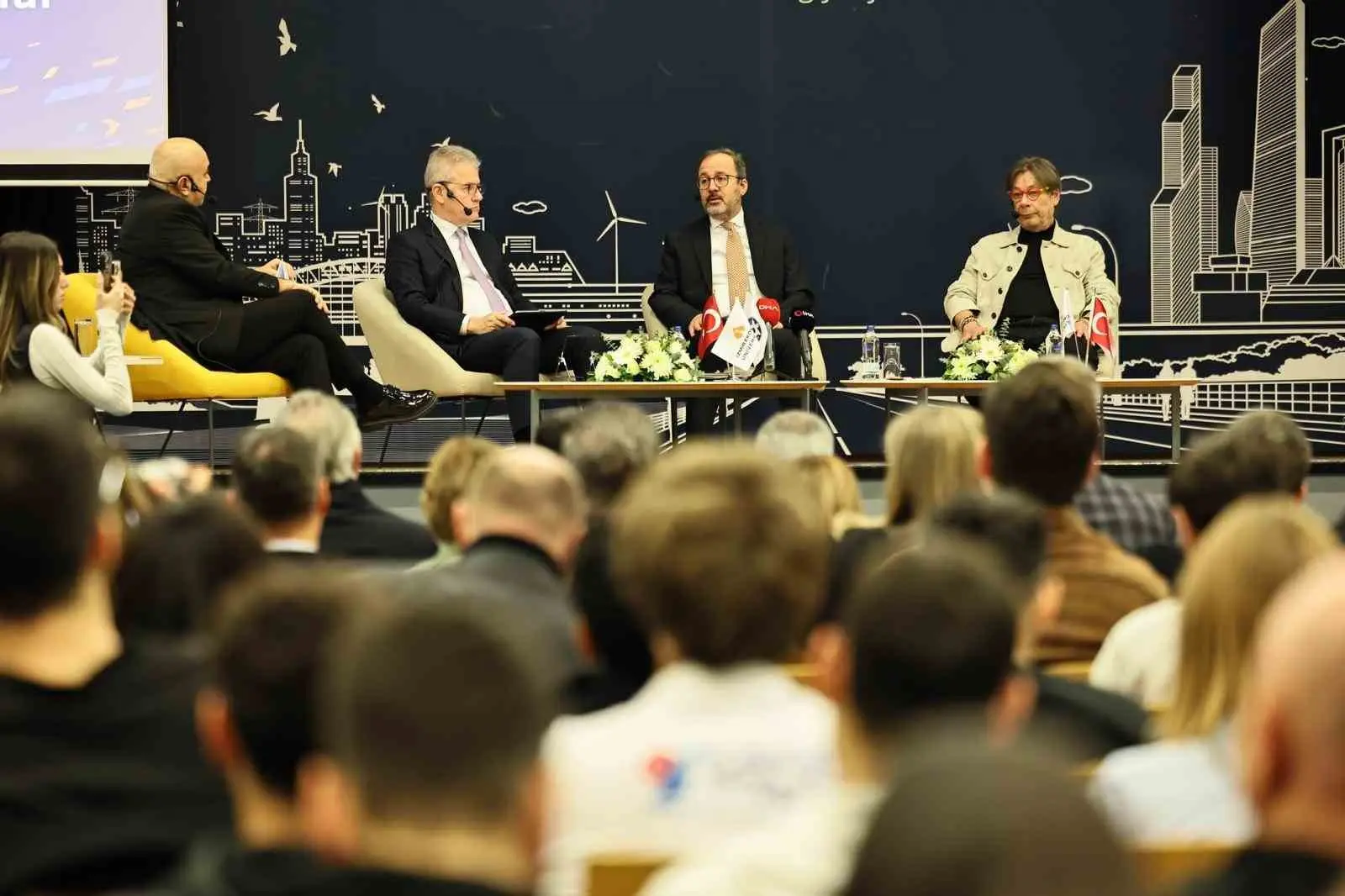 Önceki dönem Gençlik ve Spor Bakanı, AK Parti İzmir Milletvekili