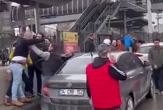 Bursa’da zincirleme trafik kazası sonrası araçlarından inen sürücüler birbirine girdi.