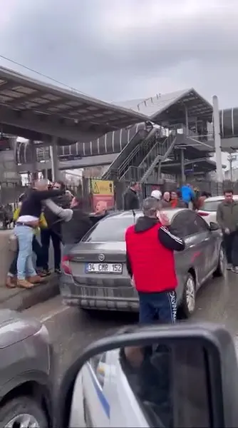 Bursa’da zincirleme trafik kazası sonrası araçlarından inen sürücüler birbirine girdi.