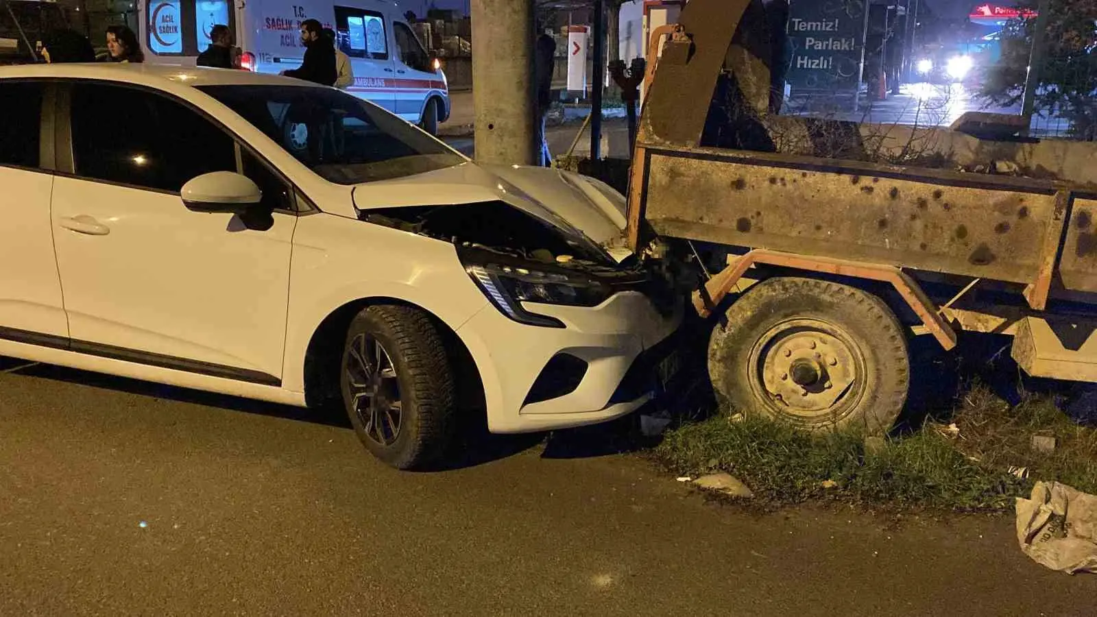 Bursa’nın İnegöl ilçesinde otomobille çarpışan aracın savrularak park halindeki kamyonete