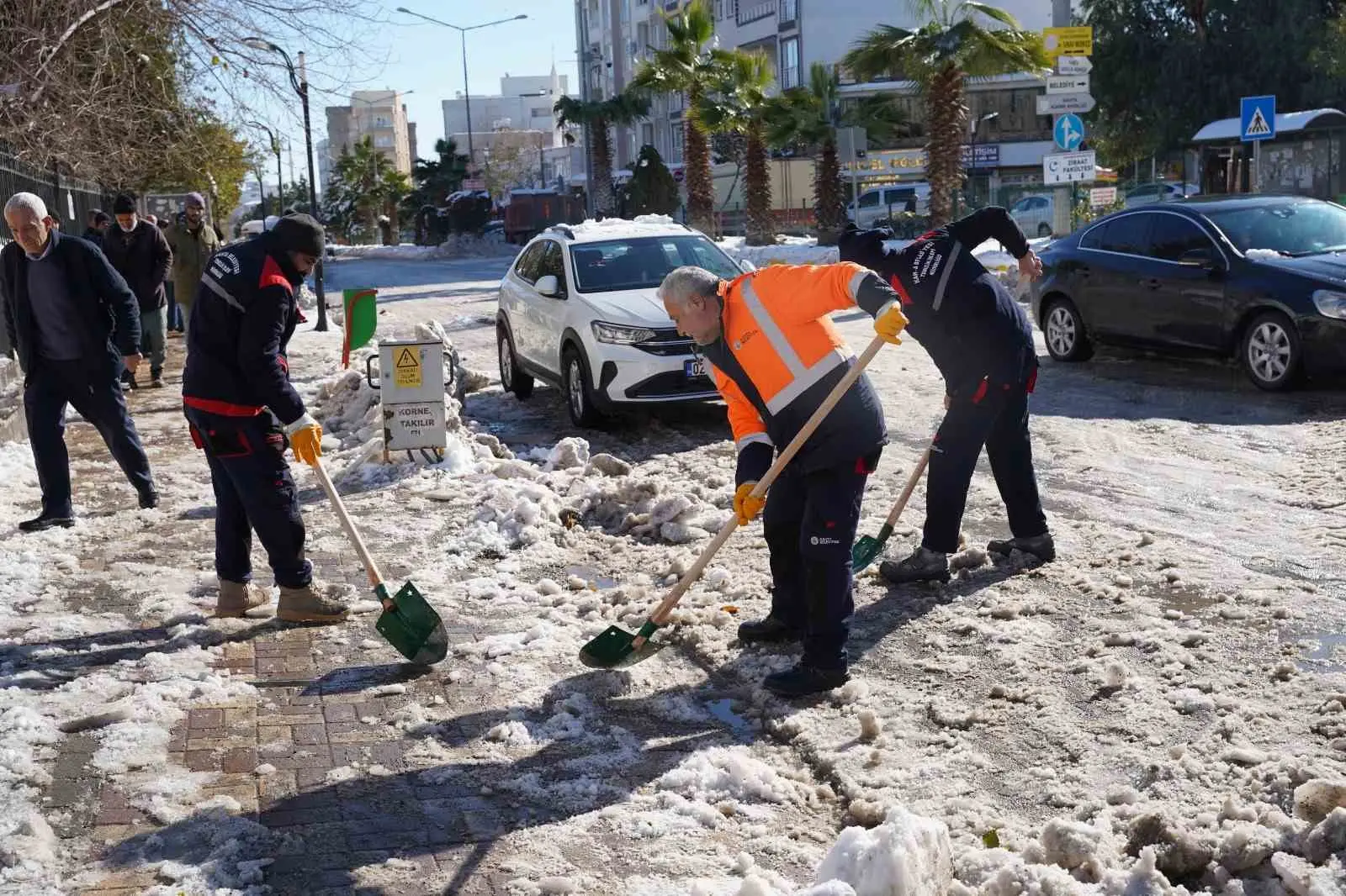 Adıyaman’ın Kahta Belediyesi, ilçe genelinde etkisini artıran kar yağışı ve