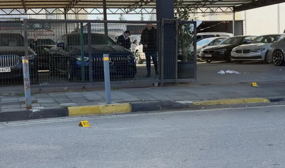 KKTC’nin başkenti Lefkoşa’da bir oto galeriye bu sabah kimliği belirsiz