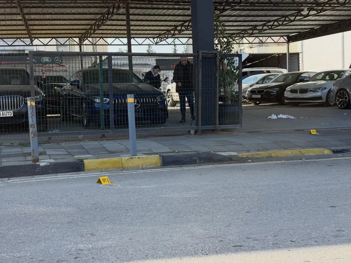 KKTC’nin başkenti Lefkoşa’da bir oto galeriye bu sabah kimliği belirsiz