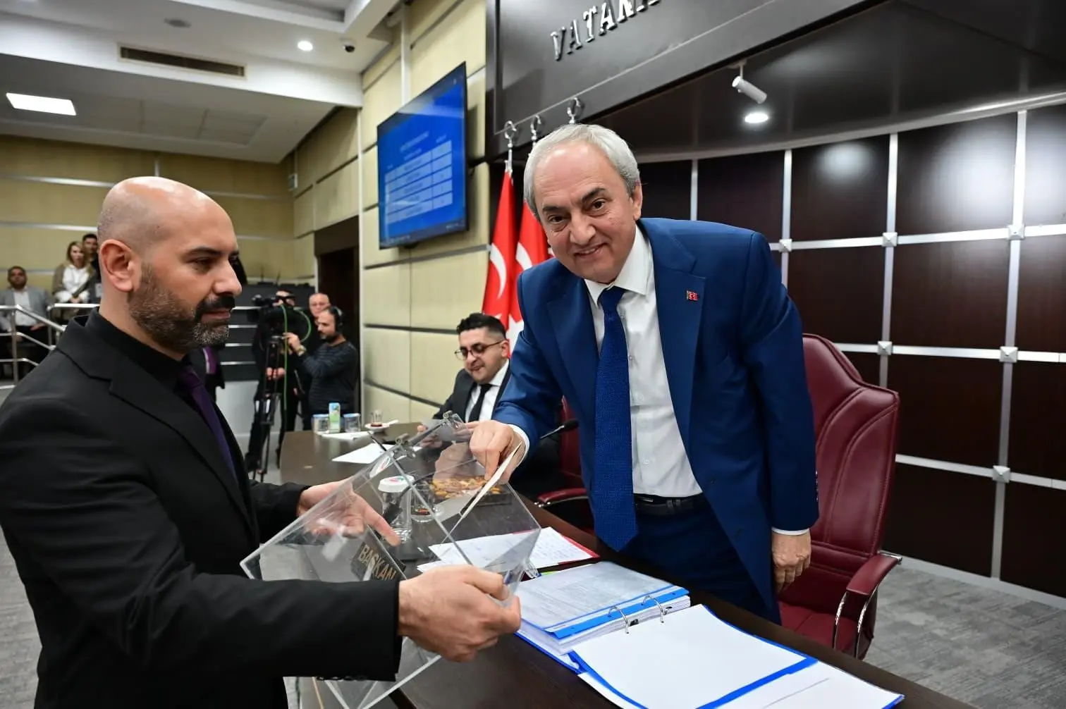 Kepez Belediye Başkanı Mesut Kocagöz, belediye meclisi toplantısında dünya genelindeki