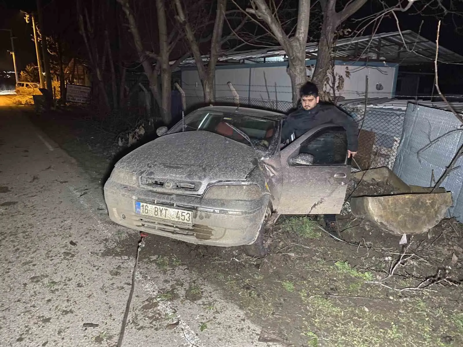 Bursa’nın İnegöl ilçesinde meydana gelen kazada kontrolden çıkan otomobil ağaca