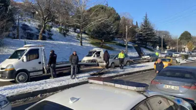 Bursa’da buzlanma nedeniyle kontrolden çıkan otomobil önündeki araca çarpıp, çarptığı